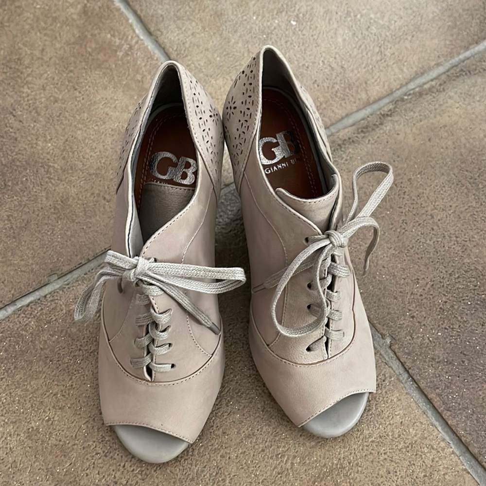 Gianni Bini Taupe Leather size 6.5 NWOT